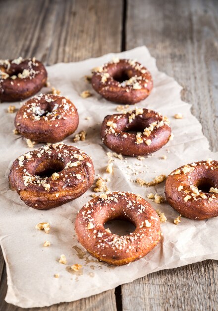 Donuts espolvoreados con nueces trituradas