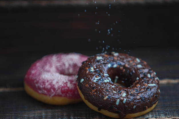 Los donuts se espolvorean con azúcar en polvo.