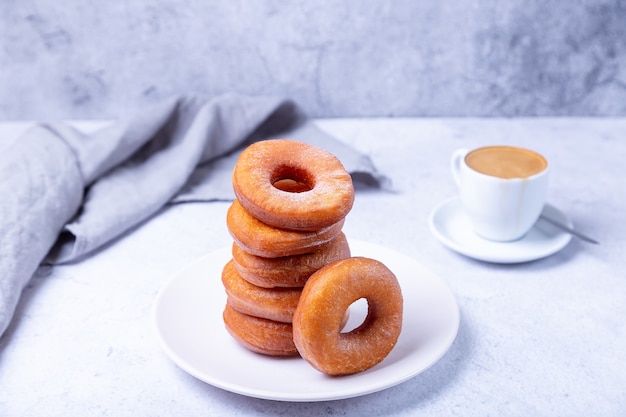 Donuts en forma de aro fritos en aceite
