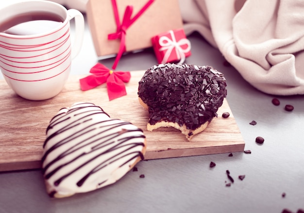 Donuts en forma de corazón dulce con café