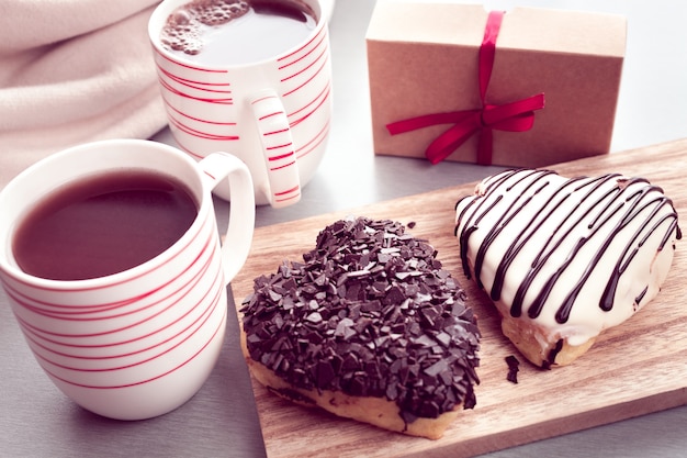 Donuts en forma de corazón dulce con café