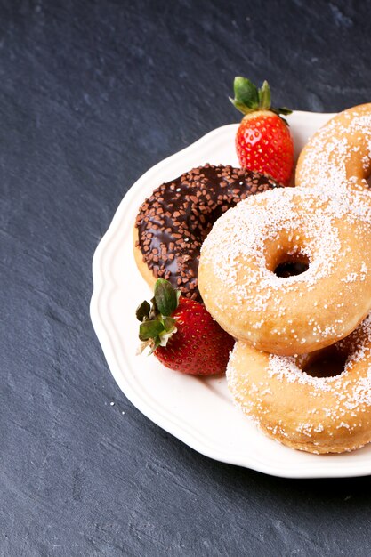 Donuts con fresas frescas