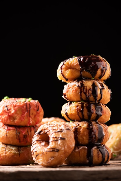 Donuts frescos em fundo de madeira natural