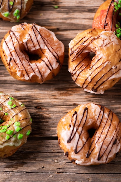 Donuts frescos en la mesa de madera. De cerca