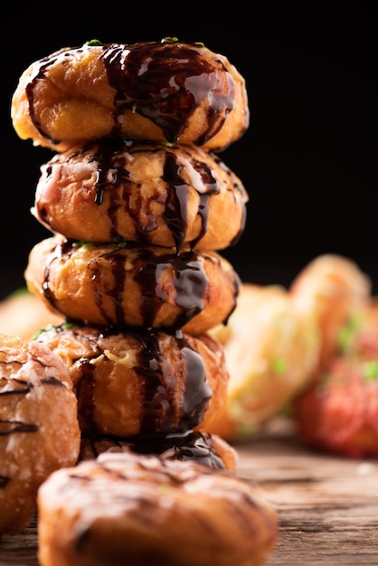 Donuts frescos sobre fondo de madera de la naturaleza