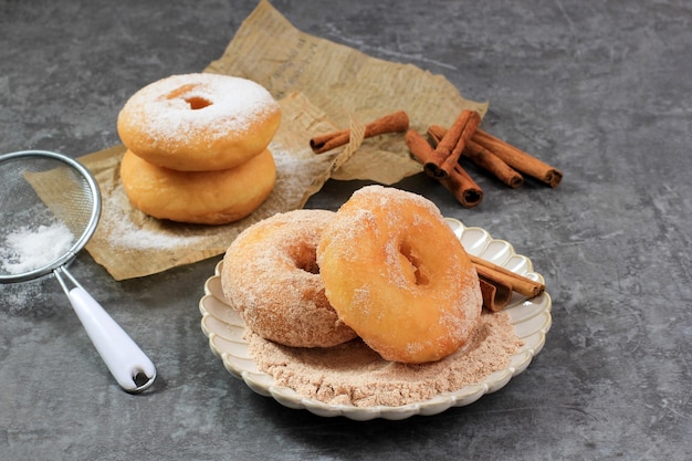 Donuts fritos caseros helados con canela y azúcar. Copiar espacio para texto