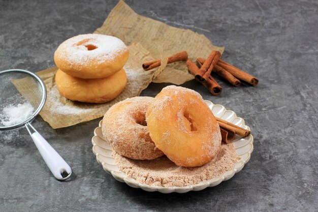 Donuts fritos frescos caseiros geados com canela e açúcar. Copiar espaço para texto