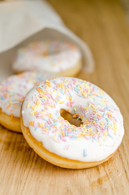 Donuts glaceados em um saco de papel