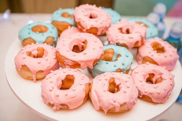 Donuts con glaseado azul y rosa