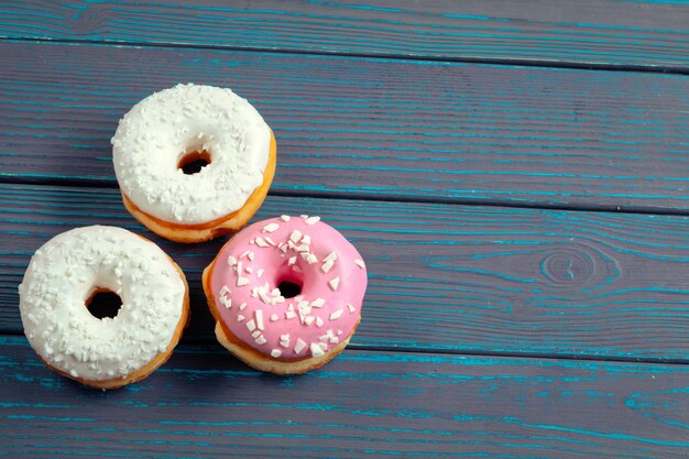 Donuts glaseados en madera