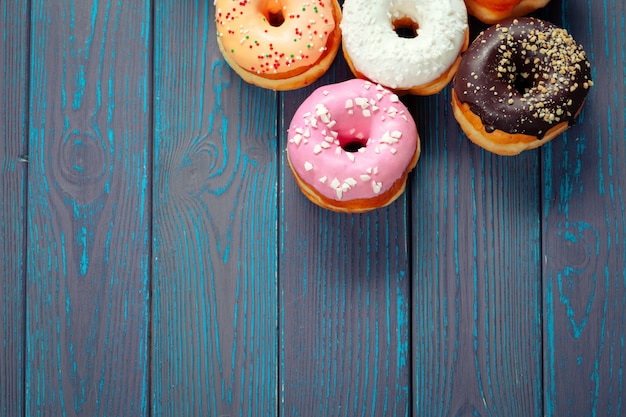 Donuts glaseados en madera