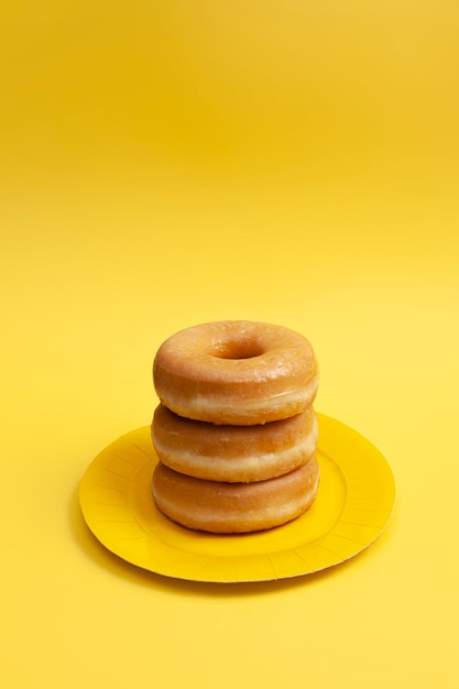 Donuts glaseados sobre fondo amarillo