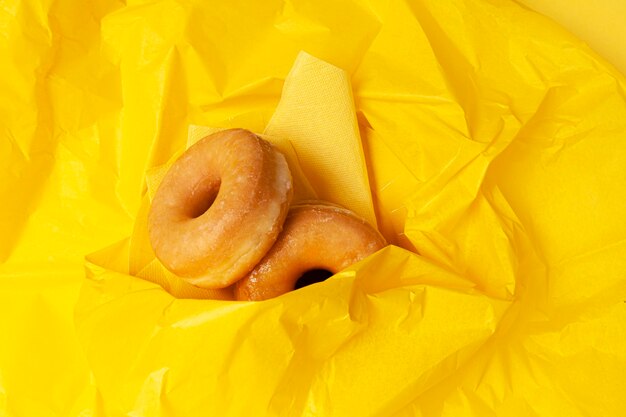 Donuts glaseados sobre fondo amarillo