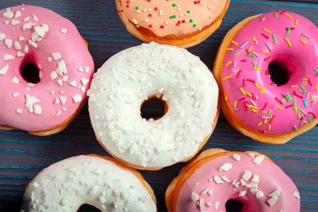 Donuts glaseados sobre fondo de madera