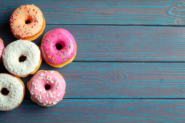 Donuts glaseados sobre fondo de madera