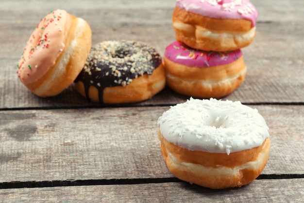 Donuts glaseados sobre superficie de madera