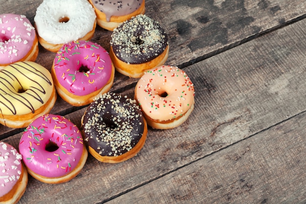 Donuts glaseados sobre superficie de madera