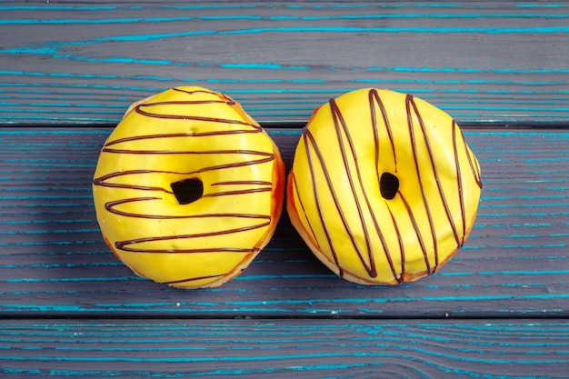 Donuts glaseados sobre superficie de madera