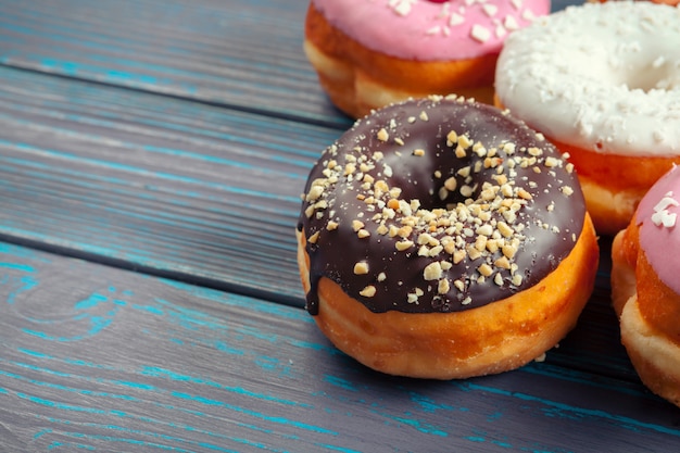 Donuts glaseados sobre superficie de madera