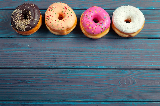 Donuts glaseados sobre superficie de madera