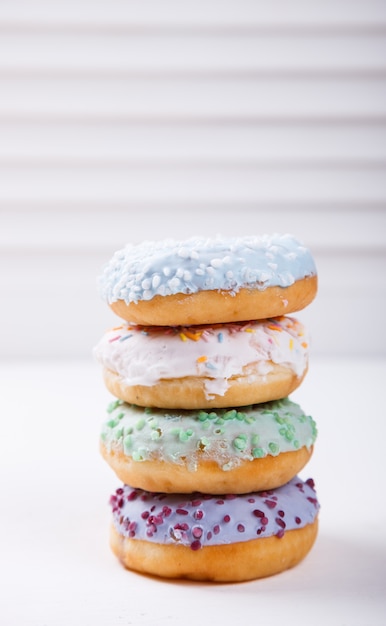 Donuts in farbigen Glasuren. Gebäck, Dessert