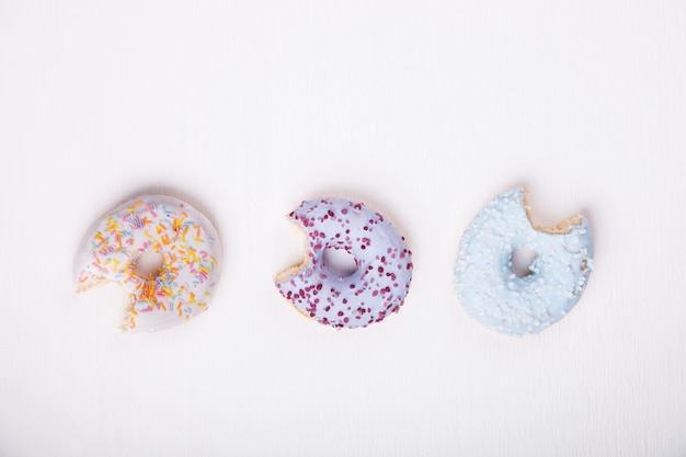 Donuts in farbigen Glasuren. Gebäck, Dessert