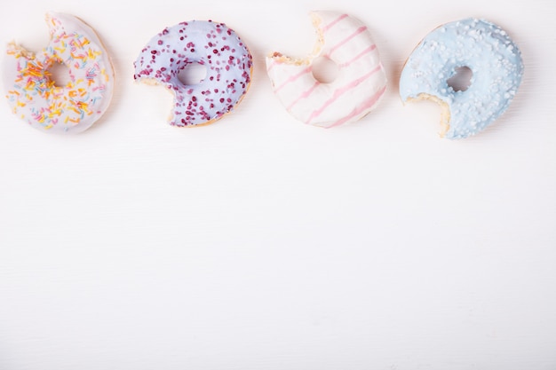 Donuts in farbigen Glasuren. Gebäck, Dessert