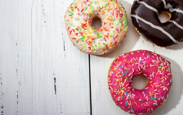 Donuts in verschiedenen Farben auf einem weißen Tisch