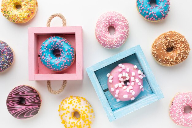 Donuts lindos y cajas de colores.