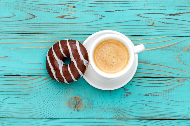 Donuts en mesa de madera colorida