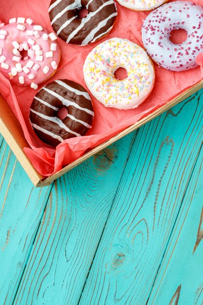 Donuts en mesa de madera colorida