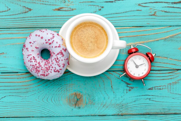 Donuts en mesa de madera colorida