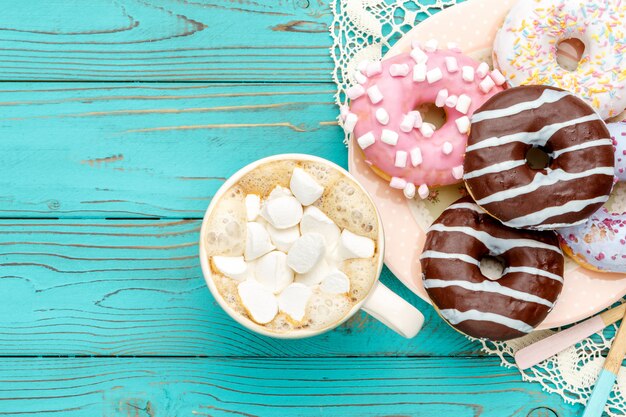 Donuts en mesa de madera colorida