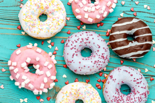 Donuts en mesa de madera colorida