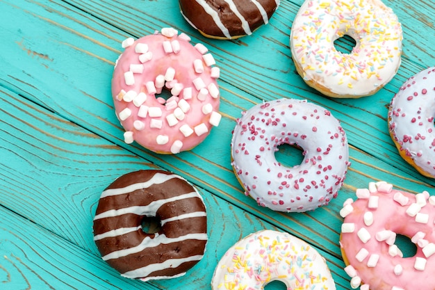 Donuts en mesa de madera colorida