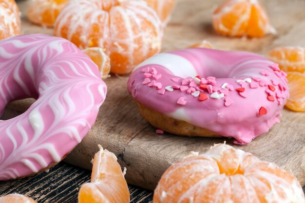 Donuts mit Beerenfüllung und Schokolade