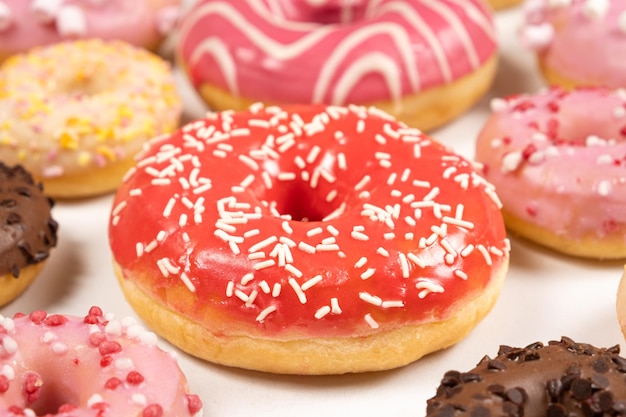 Donuts mit Draufsicht der roten und rosa Glasur