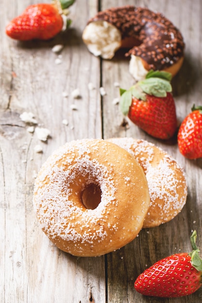 Donuts mit frischen Erdbeeren