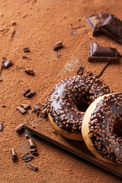 Donuts mit Kakaopulver und Schokolade