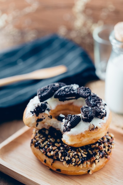 Donuts mit Milch auf Holztisch