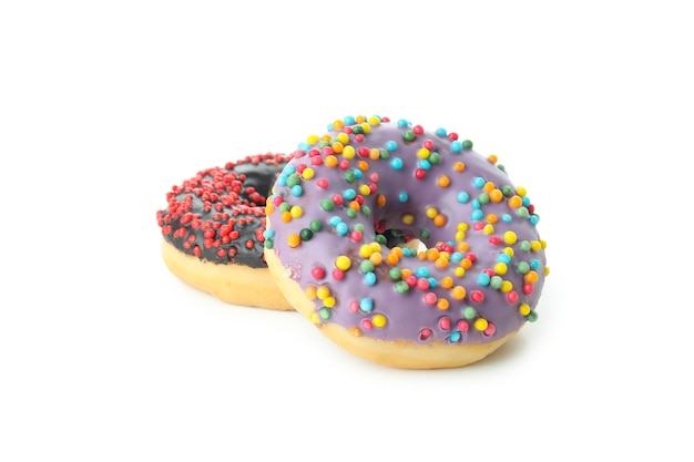 Donuts mit Streuseln auf weißem Hintergrund