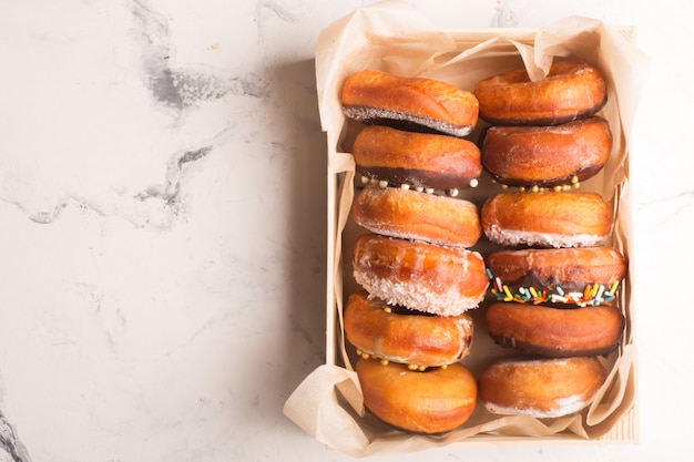 Donuts mit Streuseln in einer Box