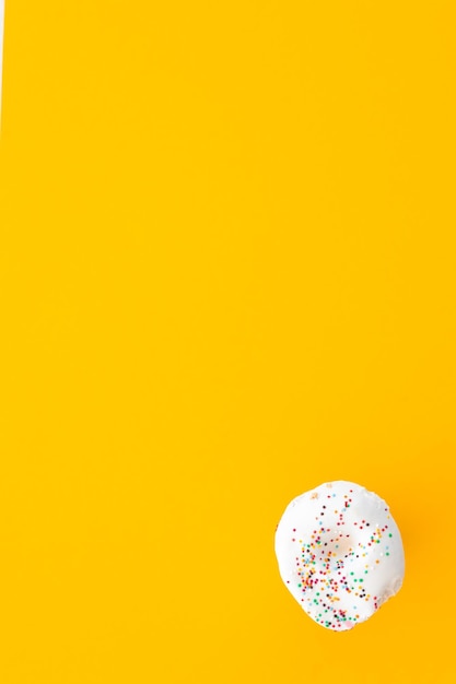 Donuts mit Streuseln isoliert auf gelbem Hintergrund