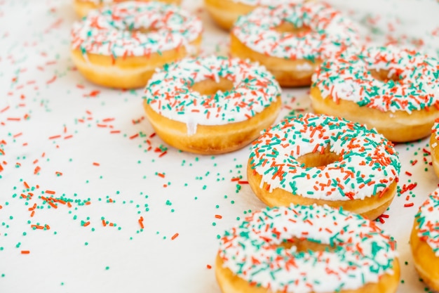 Donuts mit weißer Schokoladencreme und streut Zucker