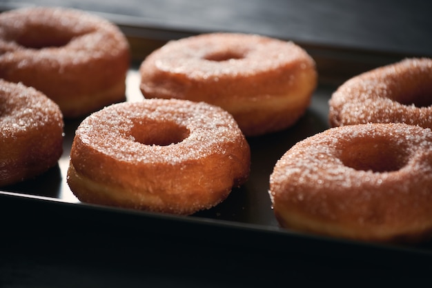Donuts mit Zucker auf einem Tablett in einer Bar
