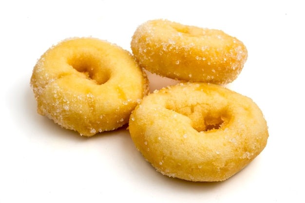 Donuts mit Zucker auf einem weißen Hintergrund