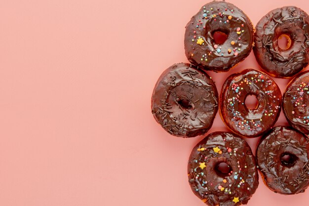 Donuts mit Zuckerguss. Süße Donuts