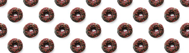 Donuts mordidos negros con patrón de glaseado rojo Postre de comida endecha plana de delicioso donut de chocolate