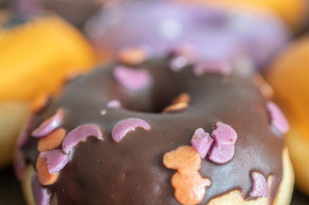 Donuts naranja marrón y beige para halloween