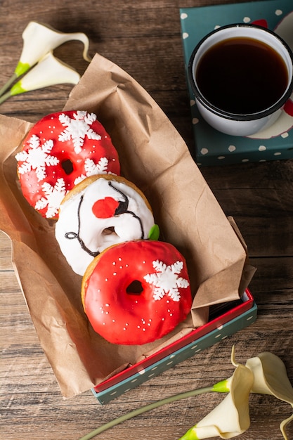 Donuts de Navidad en caja con fondo de madera en diferentes ángulos